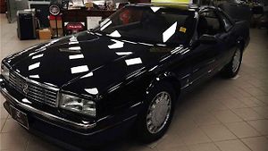 Nikdy nejetý Cadillac Allante z roku 1993.