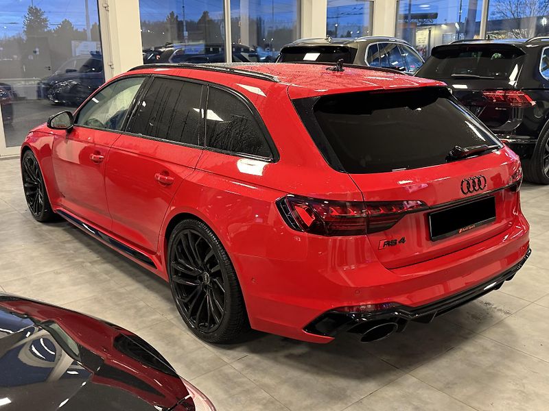 Audi RS 4 (2023) 2,9TFSi Avant quattro MATRIX - fotka 5 z 38