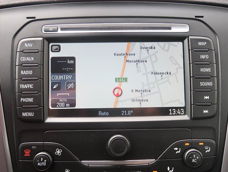 Ford Mondeo (2011) 2.0 TDCi, Navi, Tempomat - fotka 13 z 17