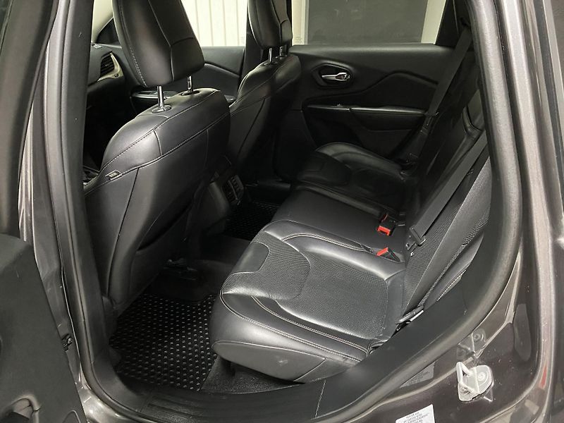 Jeep Cherokee 2.2 M-JET,A/T,4x4,1.MAJ.TZ - fotka 17 z 31