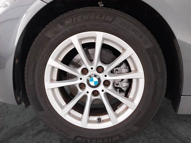 BMW Řada 3 (2013) Edition Sport 320 i - fotka 15 z 24