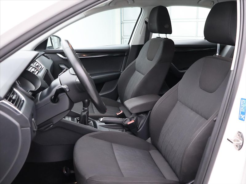 Škoda Octavia 1,6 TDI CZ Style LED Kessy - fotka 8 z 30