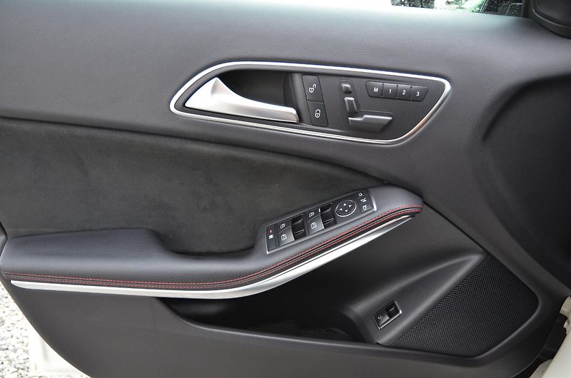 Mercedes-Benz GLA (2016) 220d 130kW 4Matic AMG LINE /ČR - fotka 23 z 38