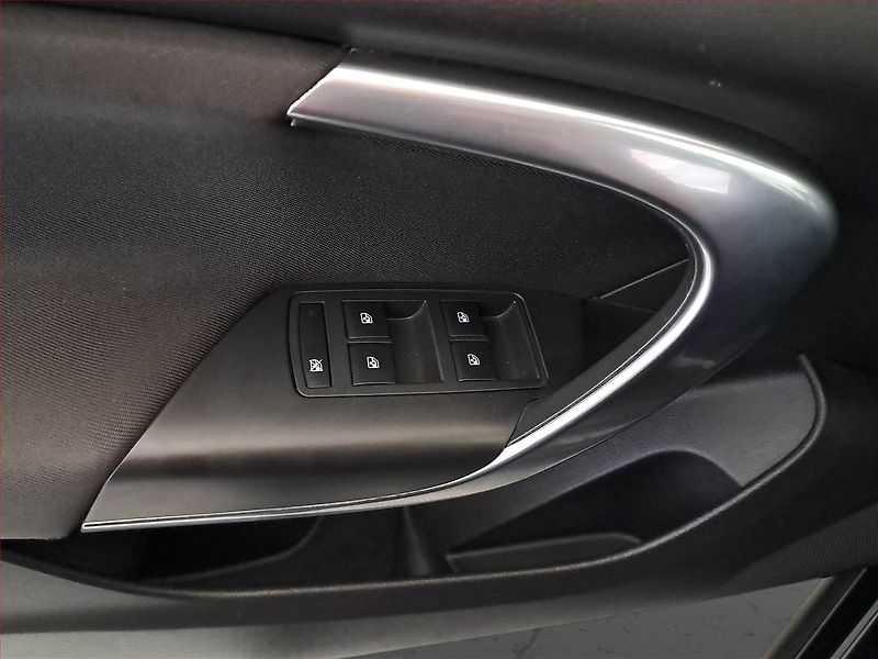 Opel Insignia (2015) 2.0 CDTI, Navi, Tempomat - fotka 22 z 23