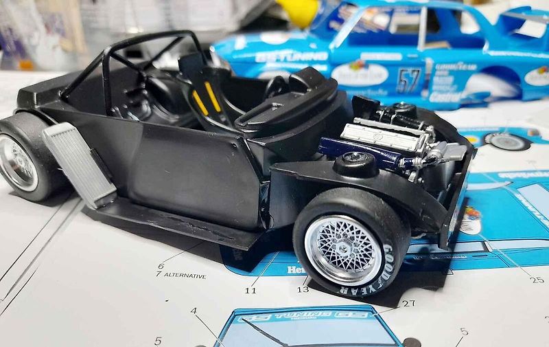 Model vozu BMW 320Gr.5 v měřítku 1:24 od firmy Italeri připomíná tragický osud talentovaného rakouského závodníka.