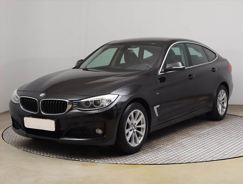 BMW Řada 3 (2015) Sport Line 320d xDrive GT - fotka 2 z 23