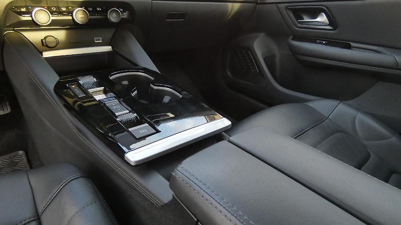 Citroën C5 X 1.6 PureTech 180 EAT8 Shine - fotka 6 z 23