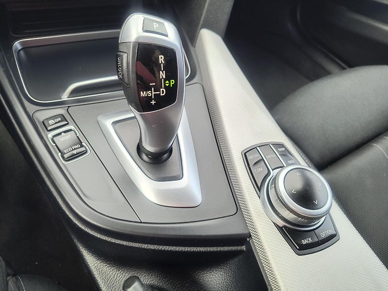 BMW Řada 3 (2019) 320 M XD AT ČR/NAVI/KAMERA/ALU - fotka 35 z 53
