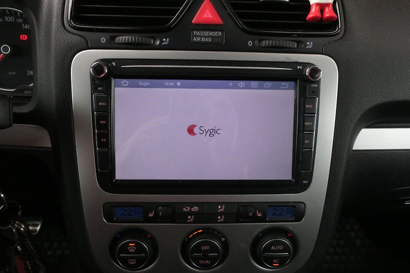 Volkswagen Scirocco (2009) 2,0TDI SPORT Panorama Bi-Xenon - fotka 30 z 44