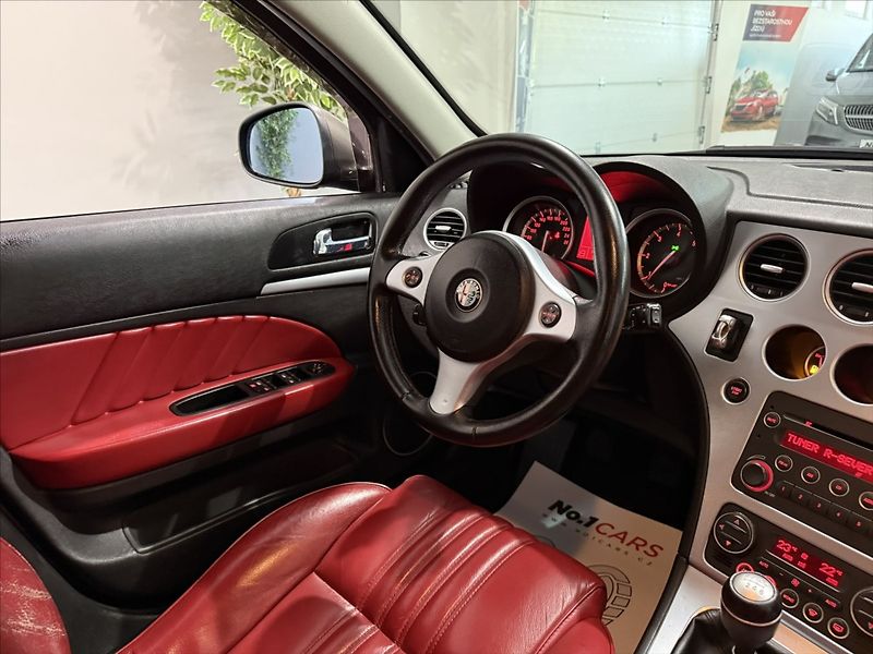 Alfa Romeo 159 2,4   JTDm V5 147 kW BOSE TOP - fotka 22 z 40