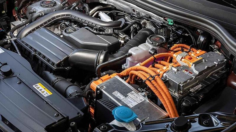 V motorovém prostoru plug-in hybridů jsou dva agregáty.