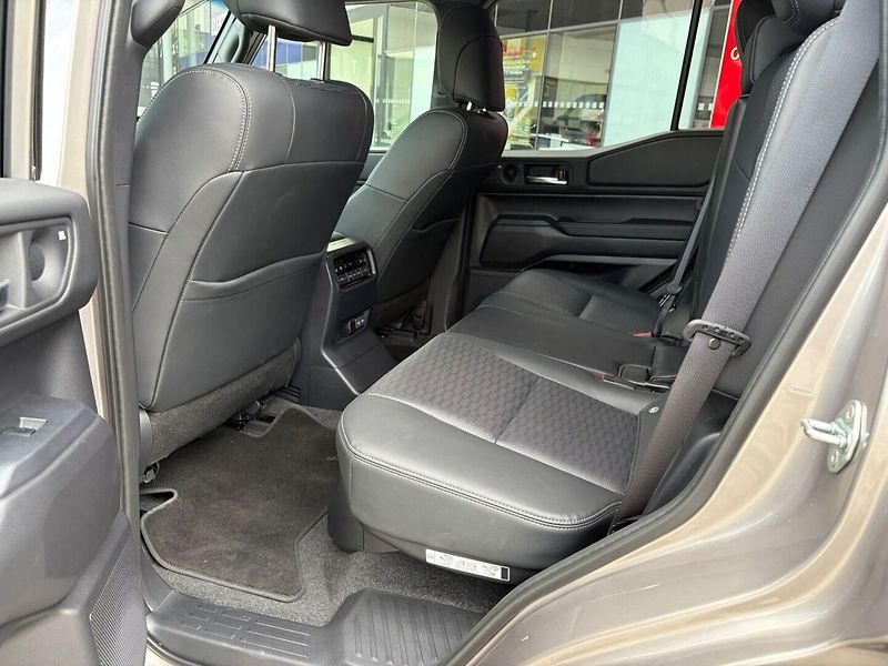 Toyota Land Cruiser 2.8 Executive - fotka 15 z 21