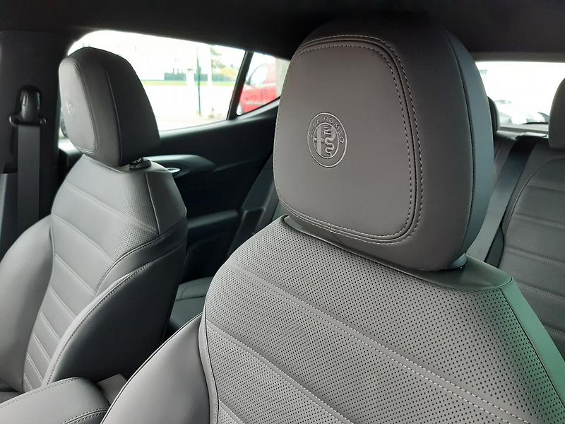 Alfa Romeo Tonale (2023) 1,3 PHEV 280 PS  Veloce - fotka 32 z 48