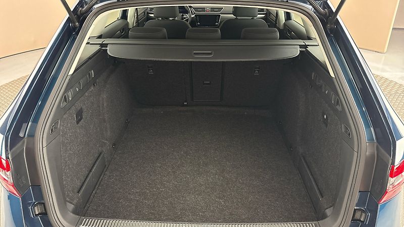 Škoda Superb 2.0 TDI DSG Style Combi - fotka 17 z 26