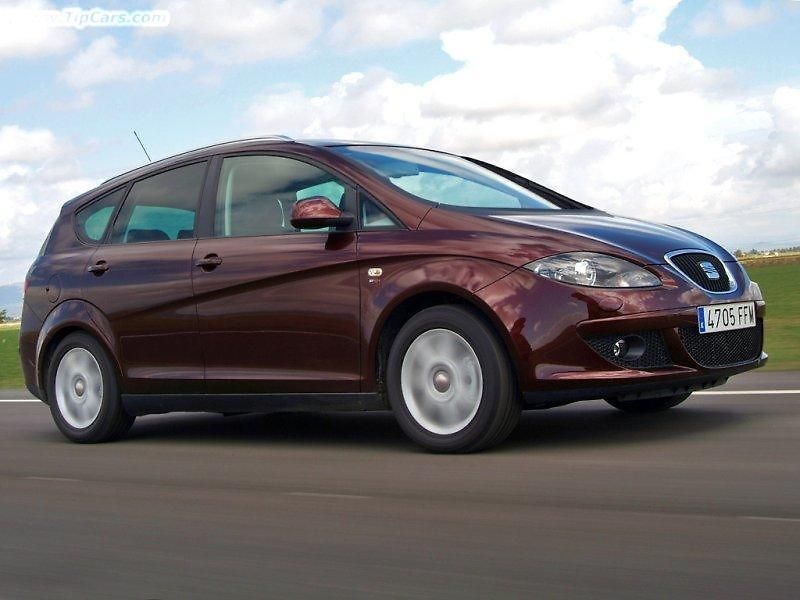 Zepředu žádná změna. Altea XL má typickou tvář současných modelů Seat se stěrači ukrytými do předních sloupků karosérie.