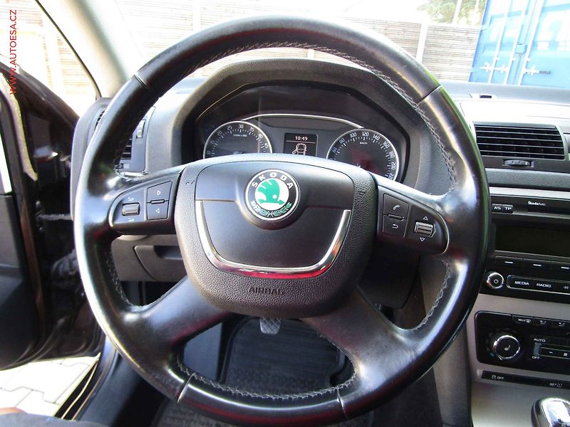Škoda Octavia (2013) 2.0 TDi, AC, park.čidla - fotka 18 z 19