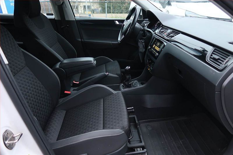 Škoda Rapid (2017) 1.6 TDI, Navi - fotka 9 z 13