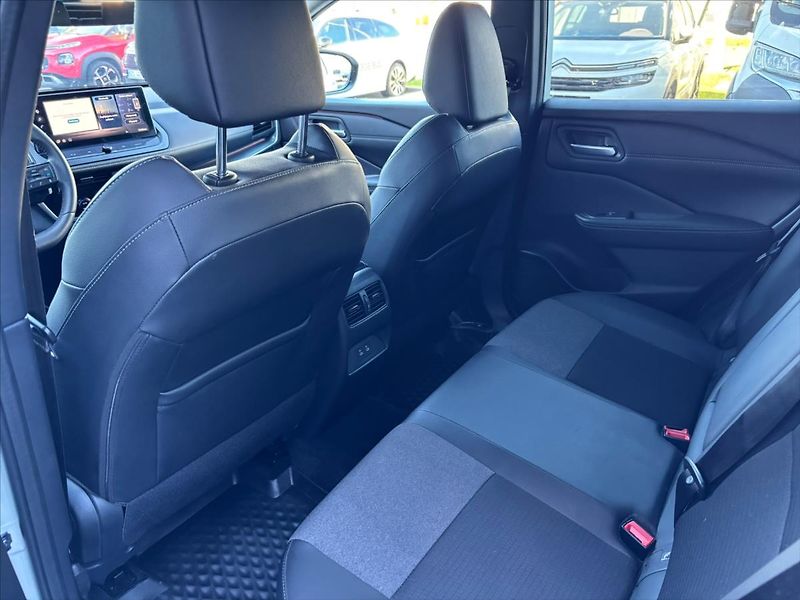 Nissan Qashqai 1,3 DIG-T  X-Tronic N-Connecta - fotka 27 z 29