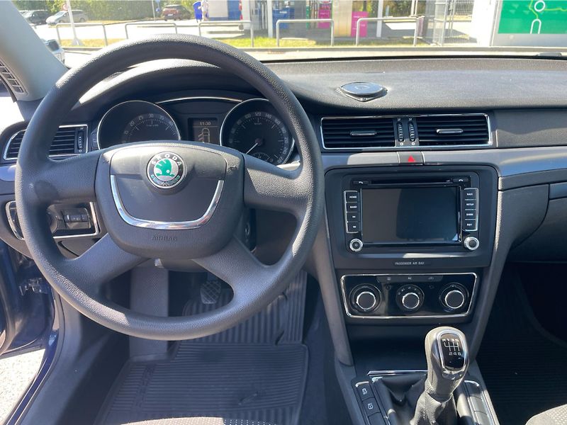 Škoda Superb COMBI 2.0 TDi COMFORTLINE - fotka 16 z 25