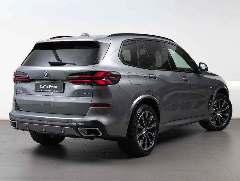 BMW X5 xDrive30d - fotka 3 z 6