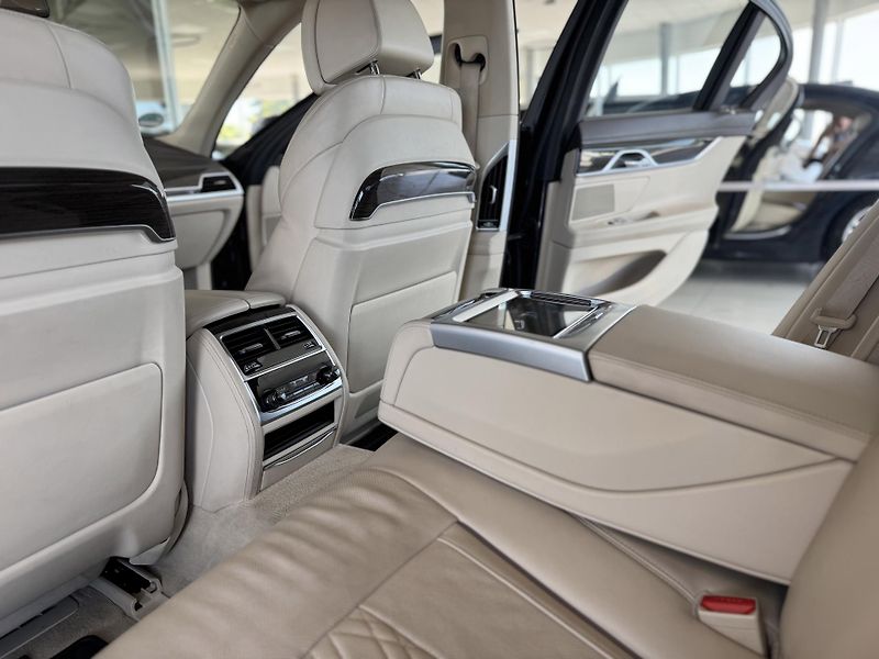 BMW Řada 7 750i xDrive*Laser*NočníVidění - fotka 16 z 47