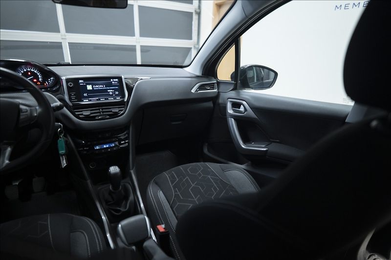 Peugeot 2008 1,2 i 1. AUT. AC VÝHŘEV 1. MAJ - fotka 15 z 36