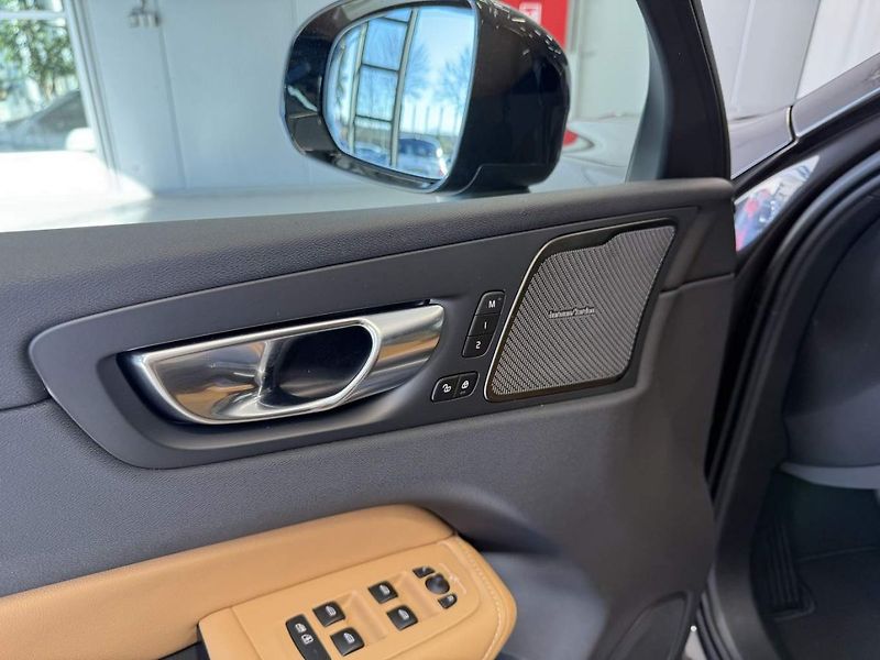 Volvo XC60 (2025) T8 AWD  ULTRA Dark 2025 - fotka 13 z 16