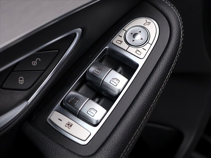Mercedes-Benz Třídy C 2.0 220d 143kW Aut. LED - fotka 14 z 37
