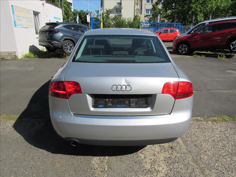 Audi A4 1,6 i 75kW Sedan - fotka 5 z 29