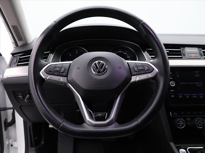 Volkswagen Passat 2,0 TDI 140kW CZ R-line DPH - fotka 17 z 31