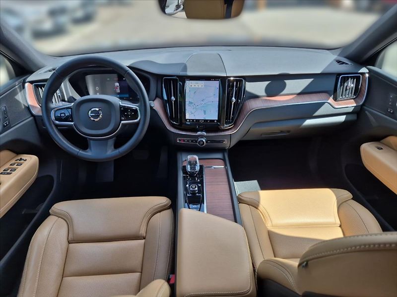 Volvo XC60 2,0 B4 AWD diesel Plus Bright - fotka 9 z 19
