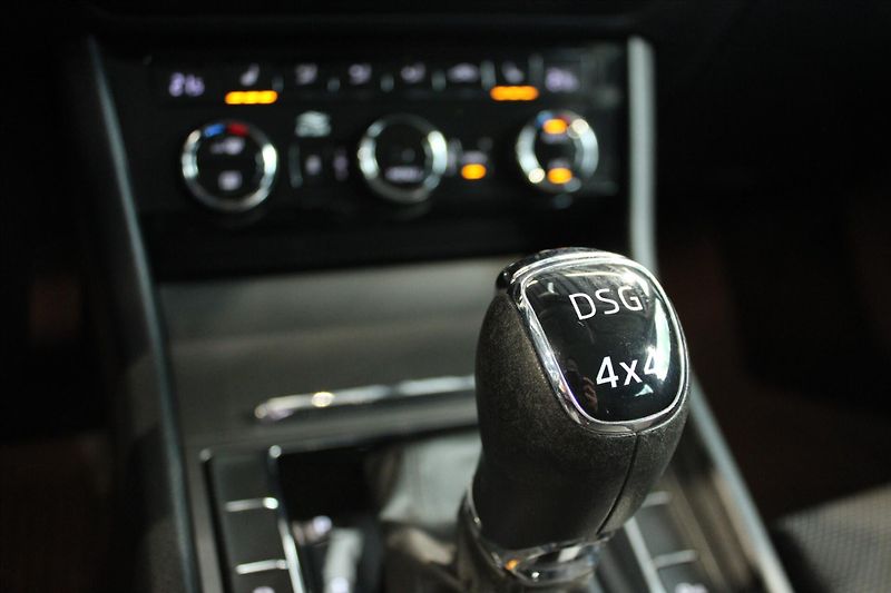 Škoda Superb TDi 140kW DSG 4x4 Style ACC/Ne - fotka 14 z 31