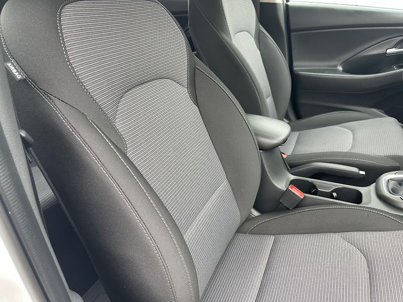 Hyundai i30 1.6d 4/2022 NEHAV-NAVI-DPH-ČR! - fotka 29 z 43