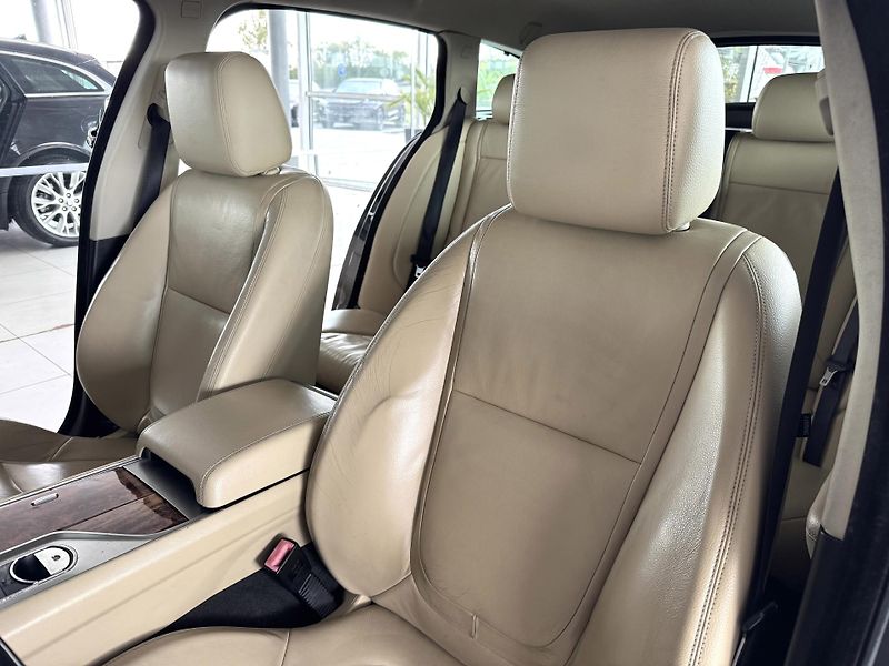 Jaguar XF 2,2d 147kW*AUT*Navi*Kamera - fotka 13 z 34