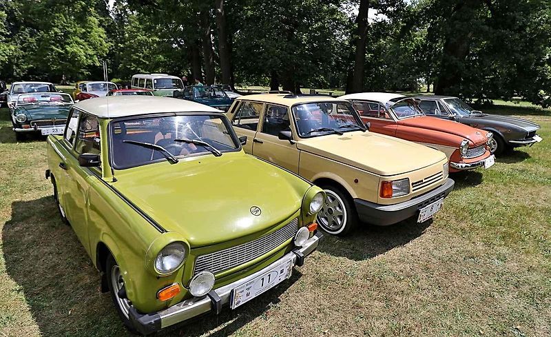Sokolovská soutěž ElegancRallye vystavila železné miláčky u zámku Kynžvart