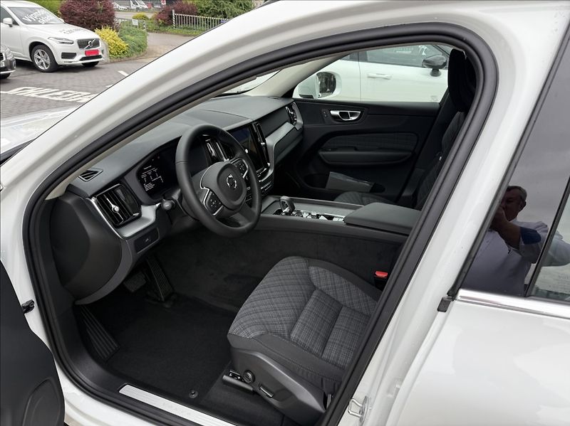 Volvo XC60 (2025) 2,0   B5 AWD CORE - fotka 4 z 4