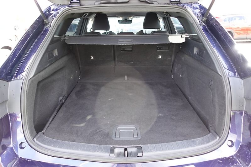 Toyota Corolla 2.0 HEV Comfort Style Tech TS - fotka 14 z 31