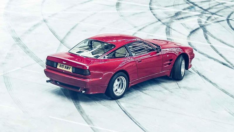 Aston Martin a uvítací párty v nové továrně ve Walesu.