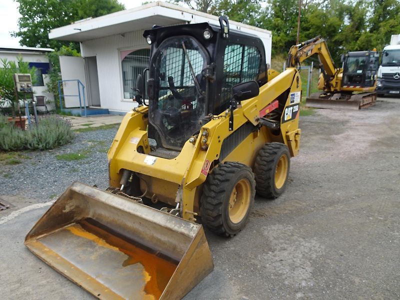 Caterpillar (2015) 236D - fotka 3 z 11