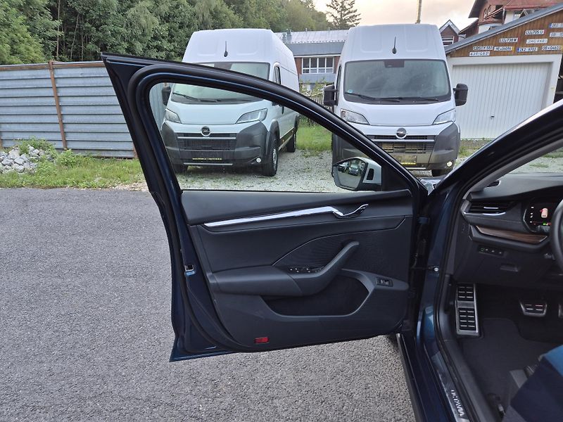 Škoda Octavia Combi Scout TDi 147kw DSG 4x4 - fotka 36 z 49