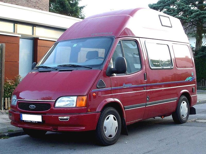 Legendární Ford Transit si zahrál hlavní roli v nové rodinné komedii. Na snímku je herec Lukáš Příkazký při natáčení jedné ze scén.