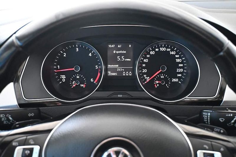 Volkswagen Passat (2018) 2.0 LED ACC TDI - fotka 22 z 32