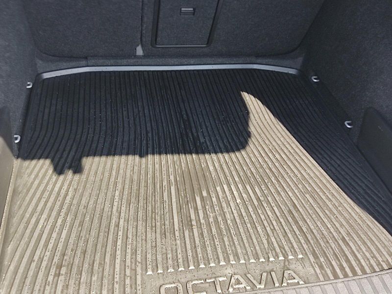 Škoda Octavia (2023) combi Ambition Plus 1,5 Tsi - fotka 34 z 35