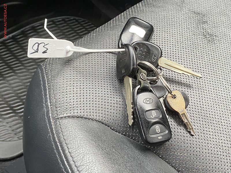 Hyundai Tucson (2006) 2.0i, AC, TZ, výhřev sed - fotka 16 z 16