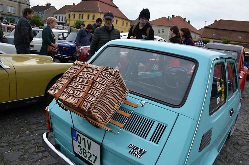 Veteránský závod odstartoval ve Velvarech na náměstí. Cíl byl na náměstí ve Slaném.