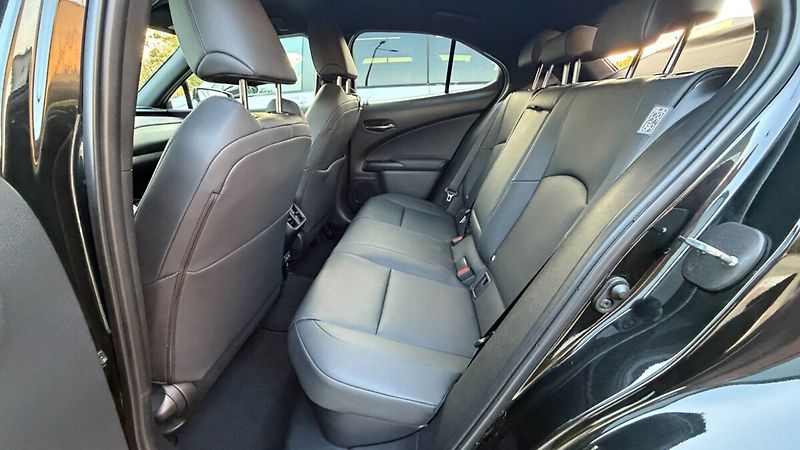 Lexus UX 250h 300H 2,0 HEV F SPORT DESIGN - fotka 12 z 25