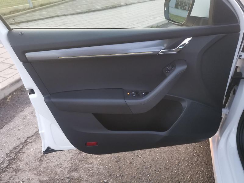 Škoda Octavia 2,0TDI DSG 110kW ACC STYLEPLUS - fotka 19 z 87