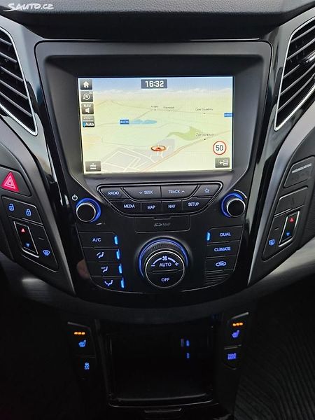 Hyundai i40 100kW VÝHŘEV KAMER DPH - fotka 16 z 44
