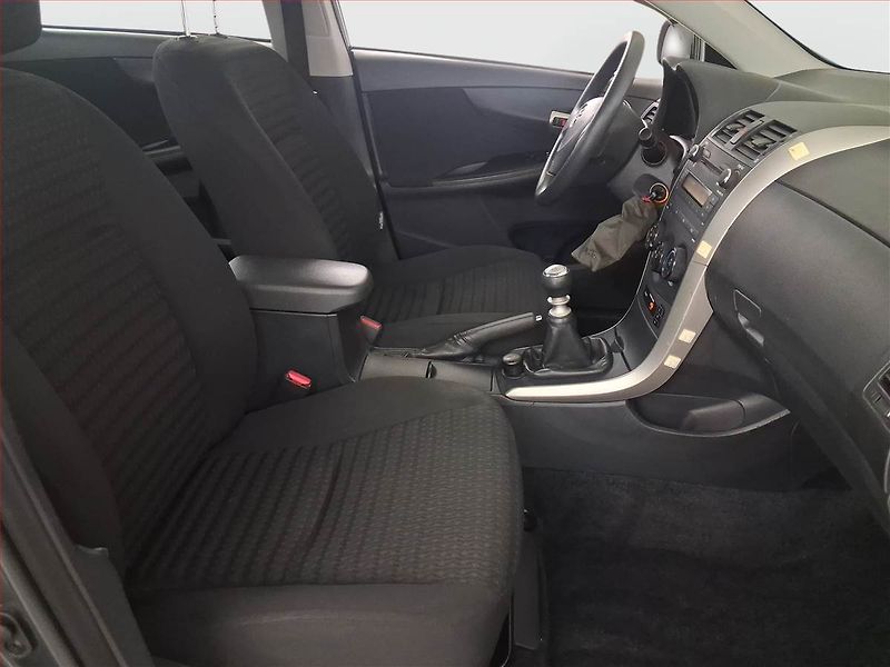 Toyota Corolla (2009) 1.3 Dual VVT-i, Vyhř. sedaček - fotka 9 z 16