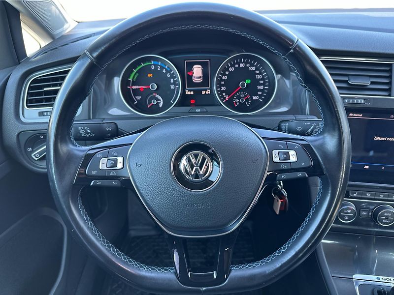 Volkswagen e-Golf Comfortline 100kW SOH: 92,4% - fotka 17 z 22